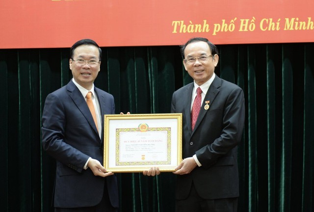 Chủ tịch nước trao Huy hiệu 45 năm tuổi Đảng cho Bí thư Thành ủy Thành phố Hồ Chí Minh