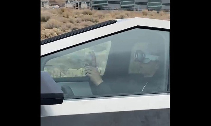 Tài xế lái xe Tesla khi đeo kính Vision Pro