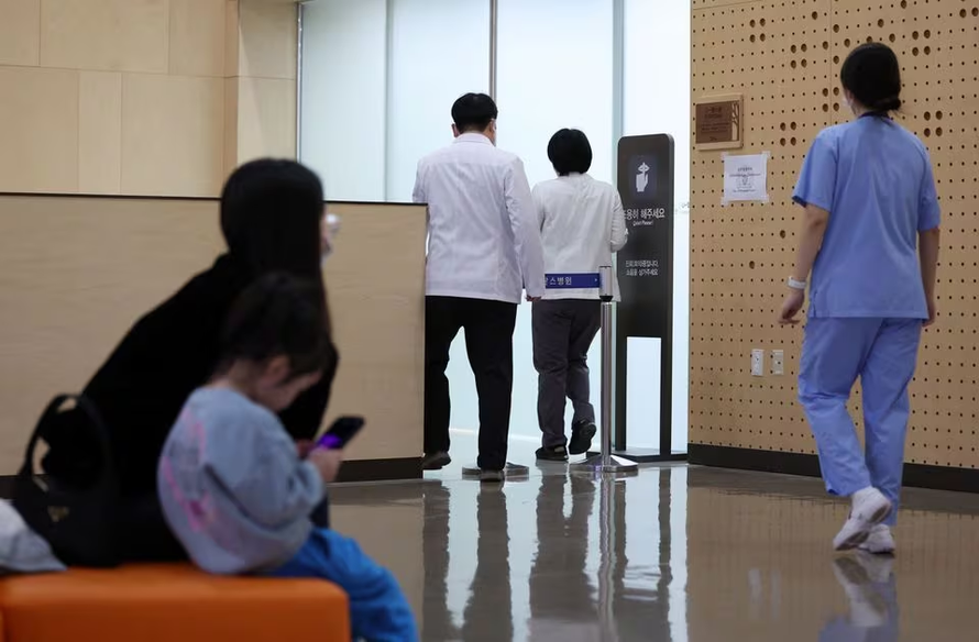 Hệ thống y tế Hàn Quốc gồng mình trong tình trạng thiếu nhân lực