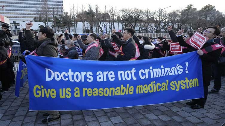 Hàn Quốc nỗ lực giải quyết khủng hoảng y tế trước hạn chót