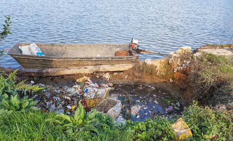 Xử lý nghiêm hành vi xả thải hồ Xuân Hương