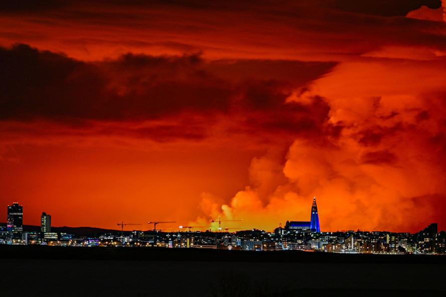 Bầu trời Iceland rực đỏ vì núi lửa phun trào