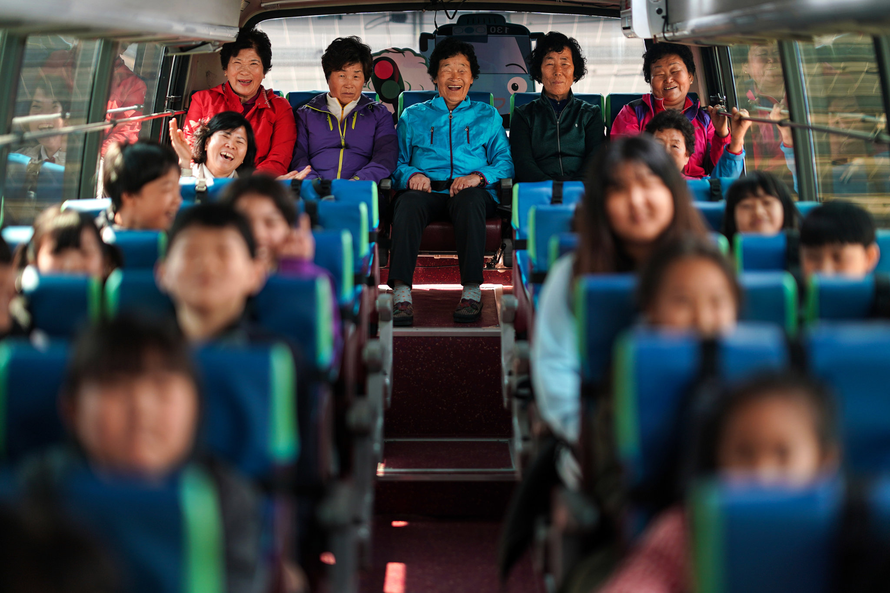 Trên chuyến xe buýt của tầng lớp lao động Hàn Quốc 