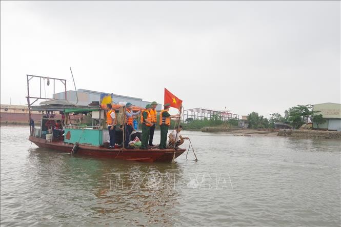 Thủ tướng Chính phủ chỉ đạo khẩn trương tìm kiếm người mất tích do chìm thuyền tại Quảng Ninh