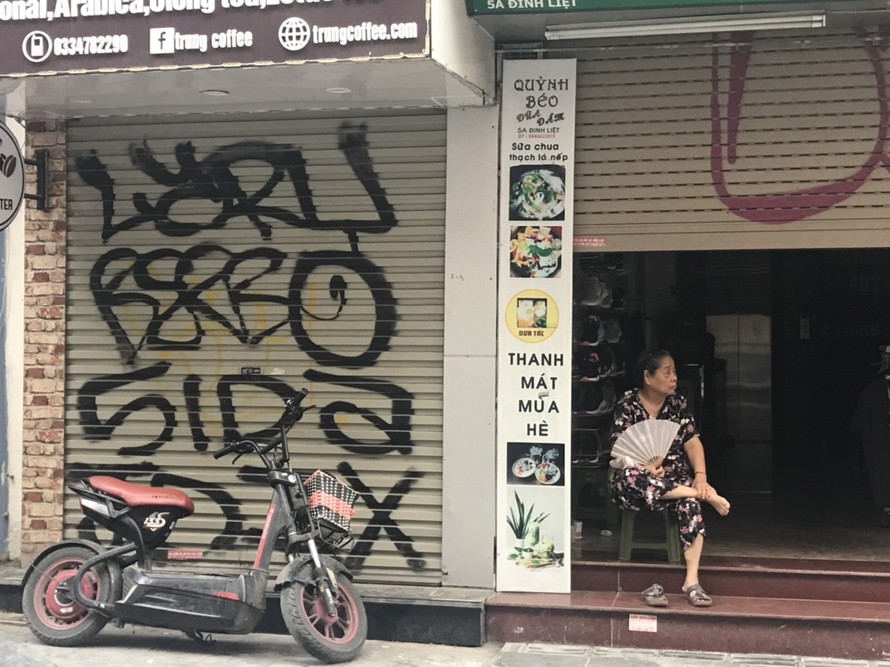 Mặt tiền triệu đô trên phố cổ Hà Nội thành nơi vẽ bậy của thanh thiếu niên