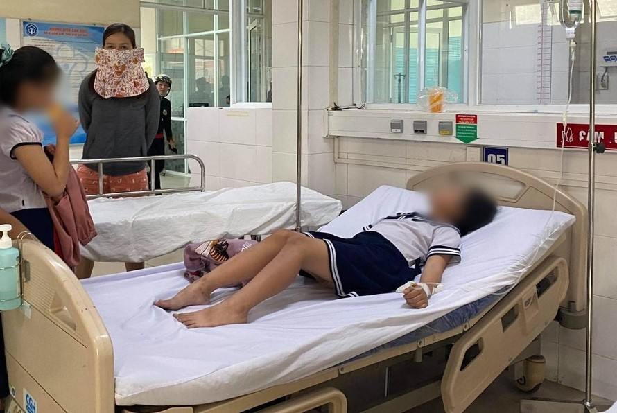 Một bệnh nhân đang được chăm sóc tại bệnh viện vì ngộ độc đất nặn