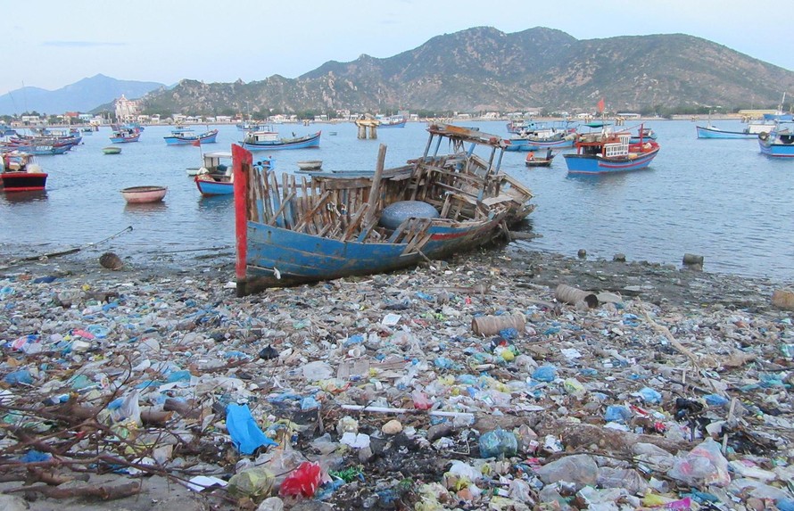 Bờ biển Ninh Thuận đang bị rác thải nhựa 'nhấn chìm' 