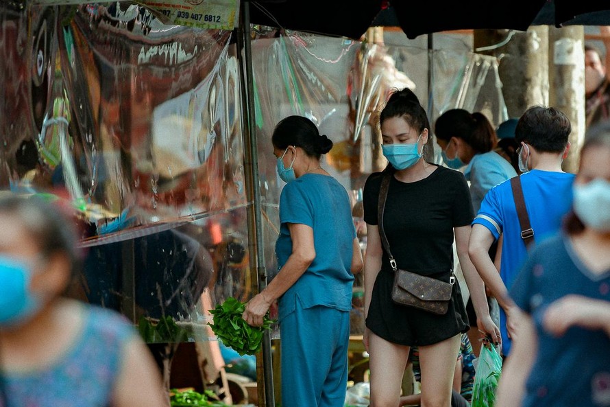 Cận cảnh khu chợ được bịt kín bằng ni-lon tại Hà Nội 