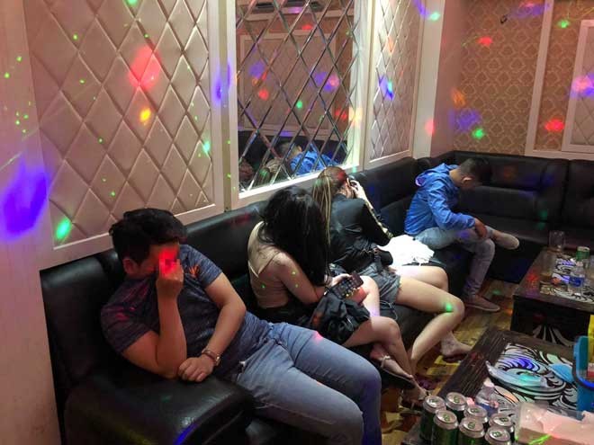 Nhiều nam nữ bị phát hiện sử dụng ma túy khi kiểm tra tại quán Karaoke Kbox rạng sáng 7/7. (Ảnh: Dân việt)