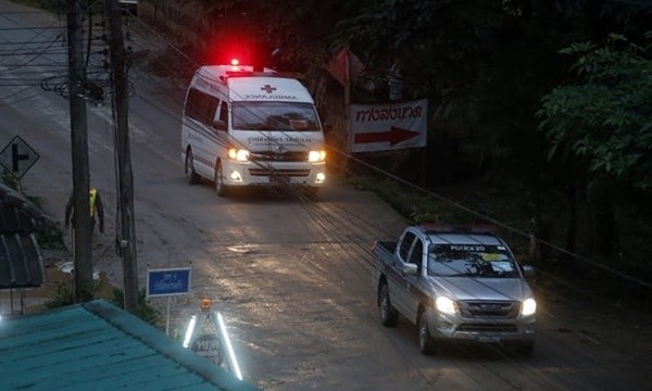 Một trong hai xe cứu thương rời khu vực hang Tham Luang. (Ảnh: AP)