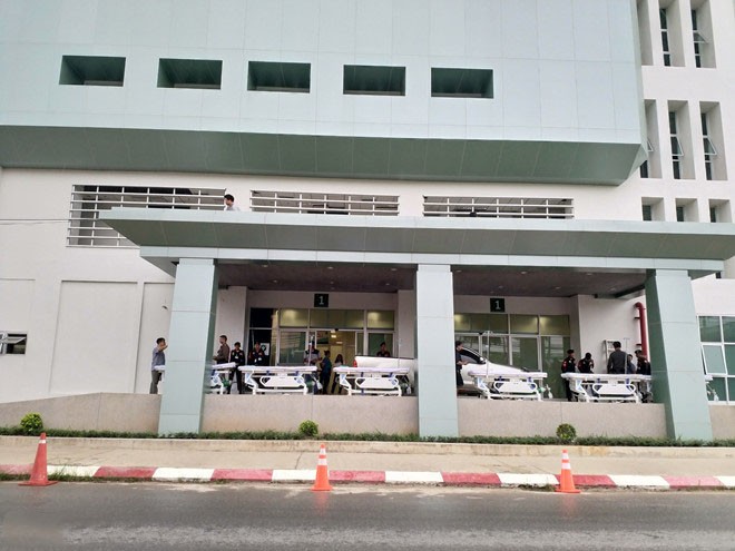 Cổng bệnh viện Prachanukroh - nơi các thành viên đội bóng điều trị. (Ảnh: Hoàng Việt)