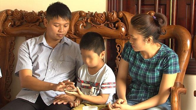 Anh Phùng Giang Sơn, chị Phùng Thị Thu Hiền cùng người con anh chị đã nuôi 6 năm qua.