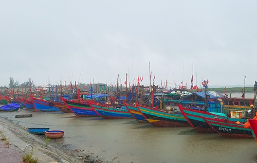 Tàu thuyền neo đậu tại cảng cá Cửa Sót (Hà Tĩnh) trưa ngày 18/7. (Ảnh: Đức Hùng)