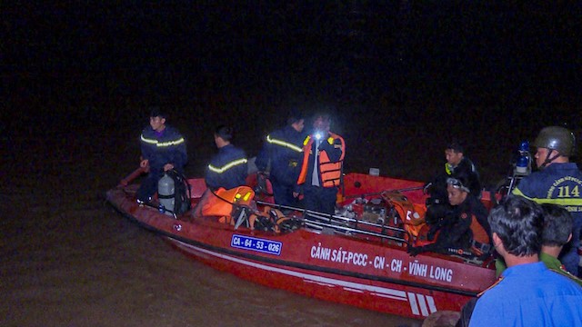 Lực lượng cứu hộ đến hiện trường, cứu 4 người trên sà lan bị chìm. (Ảnh: C.A)
