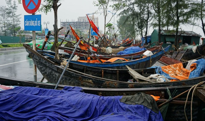 Người dân ven biển Thanh Hóa đã đưa tàu thuyền vào nơi trú ẩn an toàn. (Ảnh: Minh Hải)