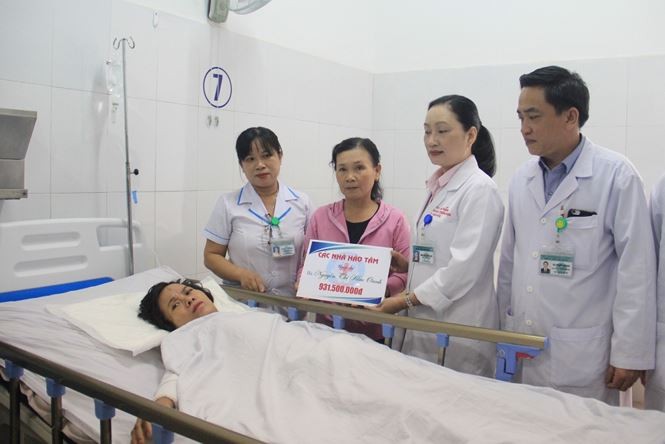 Bệnh viện trao tiền hỗ trợ cho bệnh nhân Kim Oanh. (Ảnh: Thanh Trần)