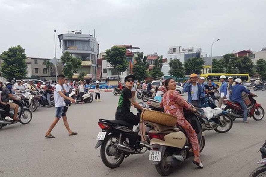 Nhiều người dân tại Hà Nội hiếu kỳ dõi theo toà nhà rung lắc nhẹ vì ảnh hưởng động đất tại Vân Nam (Trung Quốc). Ảnh: Otofun