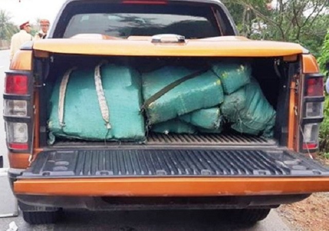 Chiếc xe bán tải mà 2 người đàn ông dùng để chở hơn 300kg ma túy đá. (Ảnh: HP)