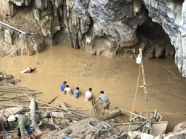 Lực lượng cứu hộ đang gặp khó trong quá trình hút bùn đất để tiếp cận hai phu vàng mắc kẹt trong hang.