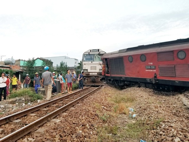 Hiện trường vụ tai nạn hai tàu hàng đâm trực diện ở ga Núi Thành.