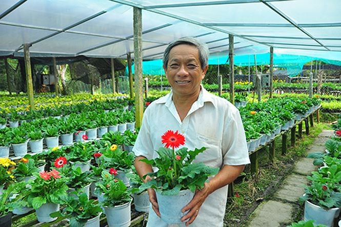 Ông Nguyễn Hoàng Võ Mộng Kha bên chậu hoa của mình.