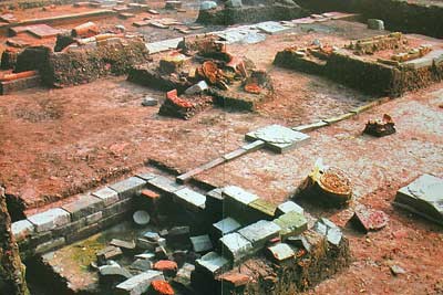 Dấu vết nền cung điện thời Lý ở Hố A20. (Ảnh: hoangthanhthanglong.vn)
