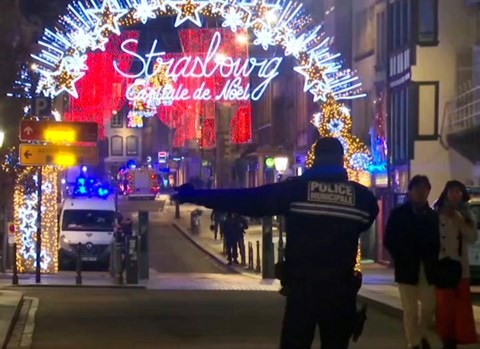 Hiện trường vụ xả súng ở chợ Giáng sinh lớn nhất nước Pháp ngày 11/12.