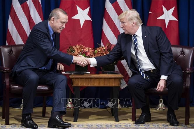 Tổng thống Mỹ Donald Trump (phải) và Tổng thống Thổ Nhĩ Kỳ Recep Tayyip Erdogan trong cuộc gặp tại New York, Mỹ ngày 21/9/2017. Ảnh tư liệu: AFP/TTXVN