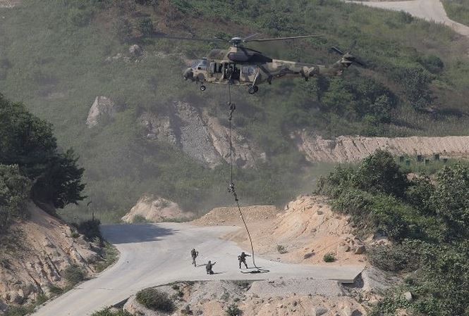 Trực thăng KUH-1 Surion bay trong cuộc tập trận chung Mỹ-Hàn Quốc tại Hàn Quốc năm 2015. Ảnh: Chung Sung-Jun.