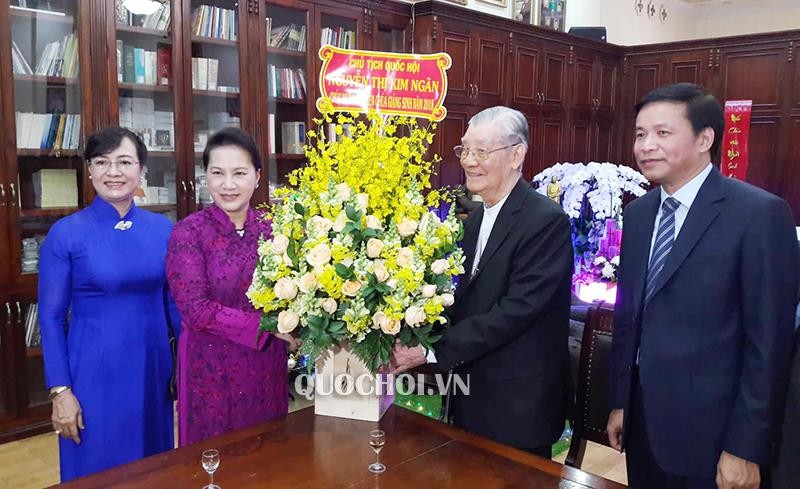 Chủ tịch Quốc hội Nguyễn Thị Kim Ngân chúc mừng các chức sắc và đồng bào Công giáo tại TPHCM nhân dịp Giáng sinh. (Ảnh: Quochoi.vn)
