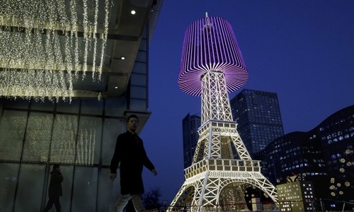 Bản sao tháp Eiffel ở Bắc Kinh rực rỡ đèn trang trí Giáng sinh. Ảnh: AP.