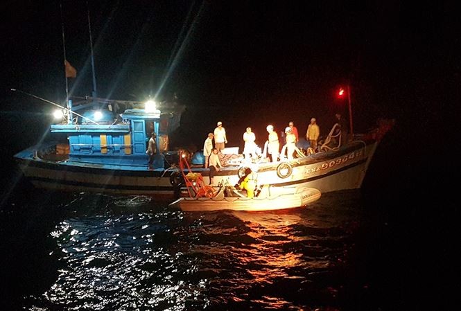 Lực lượng cứu nạn tiếp cận cứu ngư dân trên tàu gặp nạn. Ảnh: Danang MRCC cung cấp.
