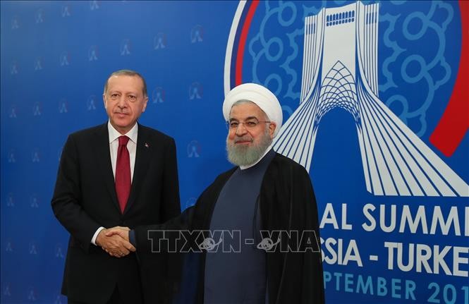 Tổng thống Iran Hassan Rouhani và người đồng cấp Thổ Nhĩ Kỳ Recep Tayyip Erdogan (trái) tại cuộc hội đàm ở Tehran hồi tháng 9. Ảnh: AFP/TTXVN