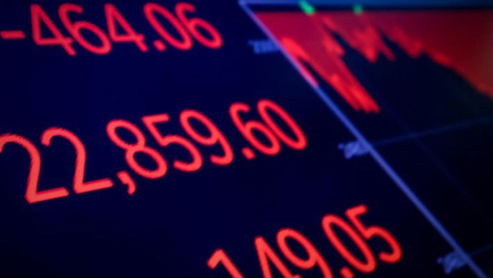 Ảnh chụp màn hình hiển thị chỉ số Dow Jones trên sàn NYSE ở New York sau khi thị trường đóng cửa phiên ngày 20/12 - Ảnh: Reuters.