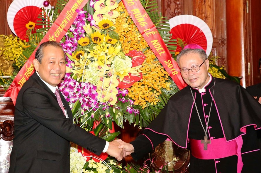 Phó Thủ tướng Trương Hòa Bình chúc mừng Tổng giáo giám mục Giuse Nguyễn Chí Linh, Tổng giáo phận Huế. Ảnh VGP/Lê Sơn