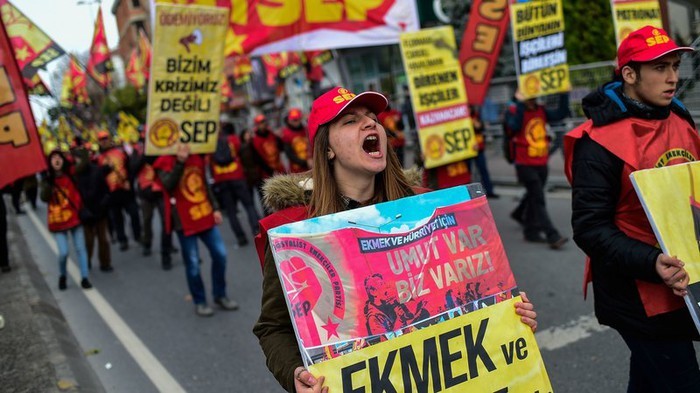 Hàng nghìn người biểu tình phản đối giá cả leo thang tại Thổ Nhĩ Kỳ. Ảnh: rte.ie