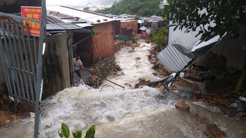 Mưa lớn, nước từ trên núi đổ xuống như thác xuống các điểm dân cư tại thôn Thành Phát và Thành Đạt (xã Phước Đồng, TP. Nha Trang) 