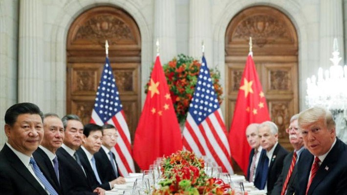 Chủ tịch Trung Quốc Tập Cận Bình (trái) và Tổng thống Mỹ Donald Trump (phải) cùng các quan chức cấp cao hai nước trong cuộc gặp ở Argentina hôm 1/12 - Ảnh: Reuters.