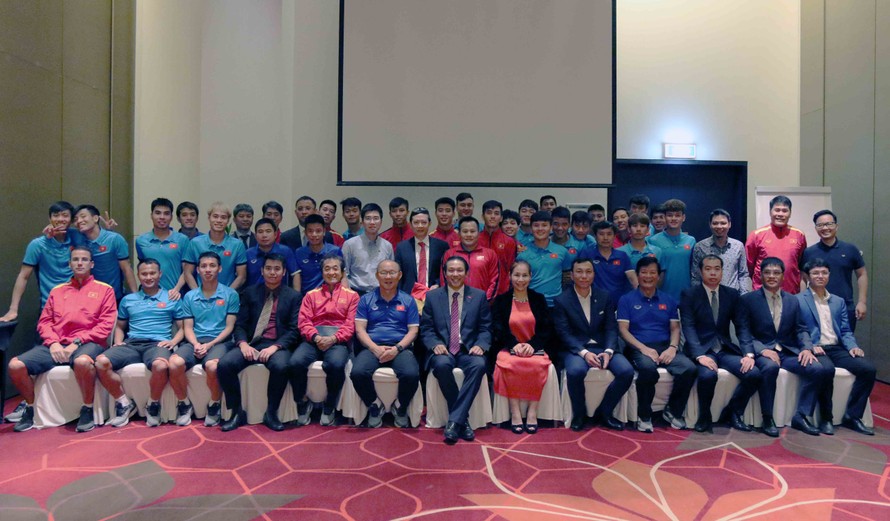Đội tuyển chụp ảnh lưu niệm cùng lãnh đạo Đại sứ quán Việt Nam tại UAE.