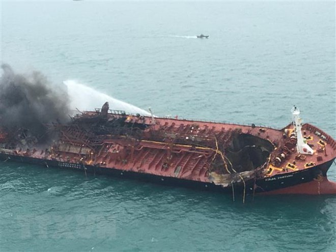 Tàu chở dầu Aulac Fortune bốc cháy ngoài khơi Hong Kong, Trung Quốc ngày 8/1/2019. (Nguồn: AFP/TTXVN)