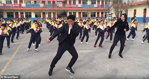 Thầy giáo Zhang Pengfei hướng dẫn học sinh nhảy. Ảnh: Daily Mail