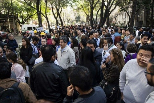 Người dân ở thủ đô Mexico City chạy ra đường sơ tán khi động đất xảy ra. Ảnh: AFP.