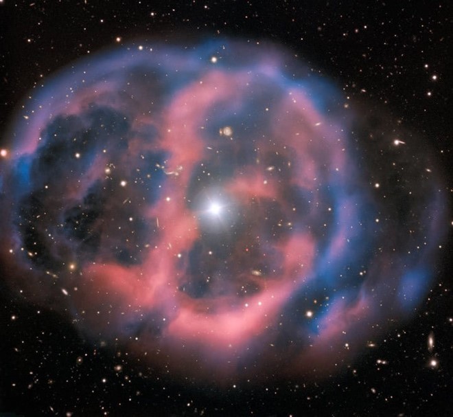 Ánh sáng mờ nhạt, phù du phát ra từ đám mây hành tinh ESO 577-24 chỉ tồn tại trong thời gian ngắn khoảng 10.000 năm, một cái nháy mắt về mặt thiên văn. Ảnh: ESO.