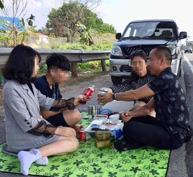 Anh H.C.V. cùng người thân thản nhiên mở tiệc ở làn dừng khẩn cấp trên cao tốc Nội Bài - Lào Cai rồi phát trực tiếp lên Facebook (Ảnh chụp màn hình).
