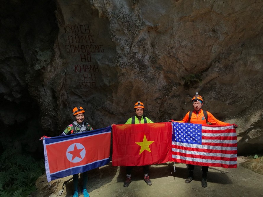 Quốc kỳ Việt Nam, Mỹ và Triều Tiên rực rỡ trong hang động Sơn Đoòng