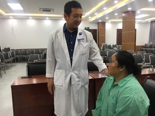 Bác sĩ Bệnh viện Tai Mũi Họng TP HCM đang tư vấn cho bệnh nhân trước khi xuất viện. Ảnh: H.Lan