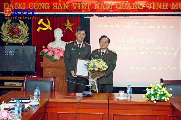 Thiếu tướng Đỗ Lê Chi trao quyết định của Bộ trưởng Bộ Công an về việc bổ nhiệm Tổng Biên tập Tạp chí CAND cho Thiếu tướng Nguyễn Hồng Thái. Ảnh: BVPL.