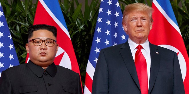 Chủ tịch Kim Jong Un và Tổng thống Donald Trump trong hội nghị thượng đỉnh lần 1 ở Singapore. (Ảnh: AP)