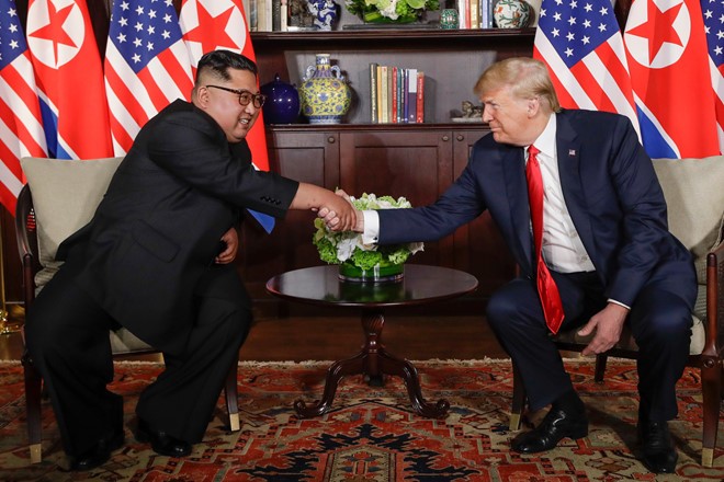 Tổng thống Mỹ Donald Trump với nhà lãnh đạo Triều Tiên Kim Jong Un trong cuộc gặp đầu tiên tại Singapore hồi tháng 6/2018. Ảnh: AP.