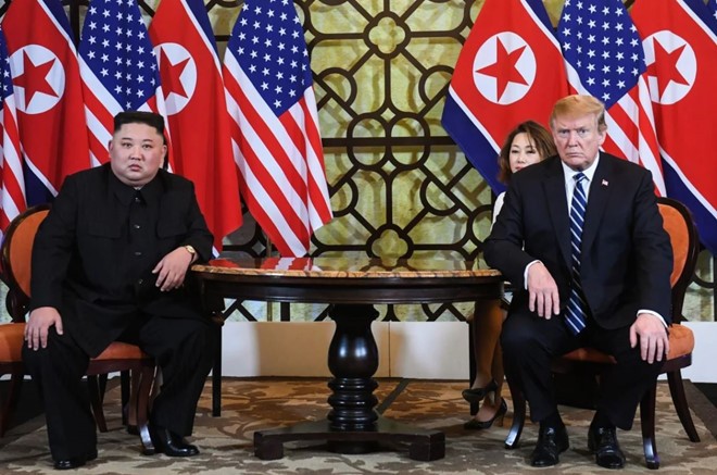 Tổng thống Mỹ Donald Trump (phải) và nhà lãnh đạo Triều Tiên Kim Jong Un. Ảnh: AFP.
